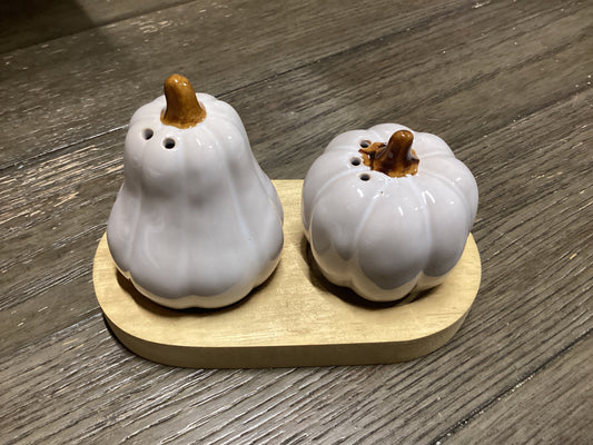Pumpkin Salt n Pepper Shakers w/tray